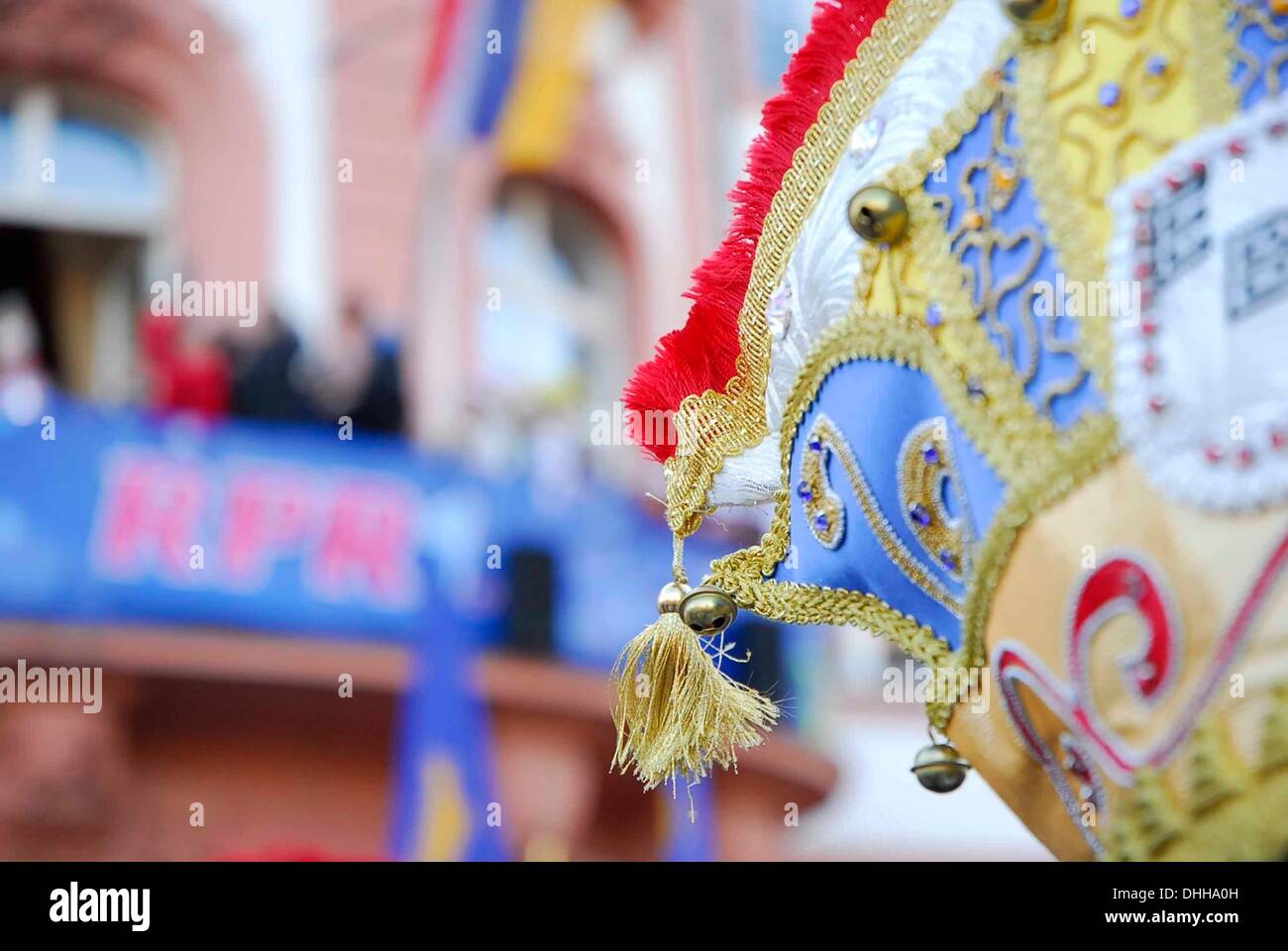 Mainz, Allemagne . 11Th Nov, 2013. Sur le 11e Novembre à 11:11 h, dans les bastions de la German carnaval, le début de la nouvelle campagne a été engagée. À Mayence, les gens se rassemblent autour de l'Fastnachtsbrunnen dans le centre-ville de Mayence, à commencer la "cinquième saison". Credit : Marcus Krauss/Alamy Live News Banque D'Images