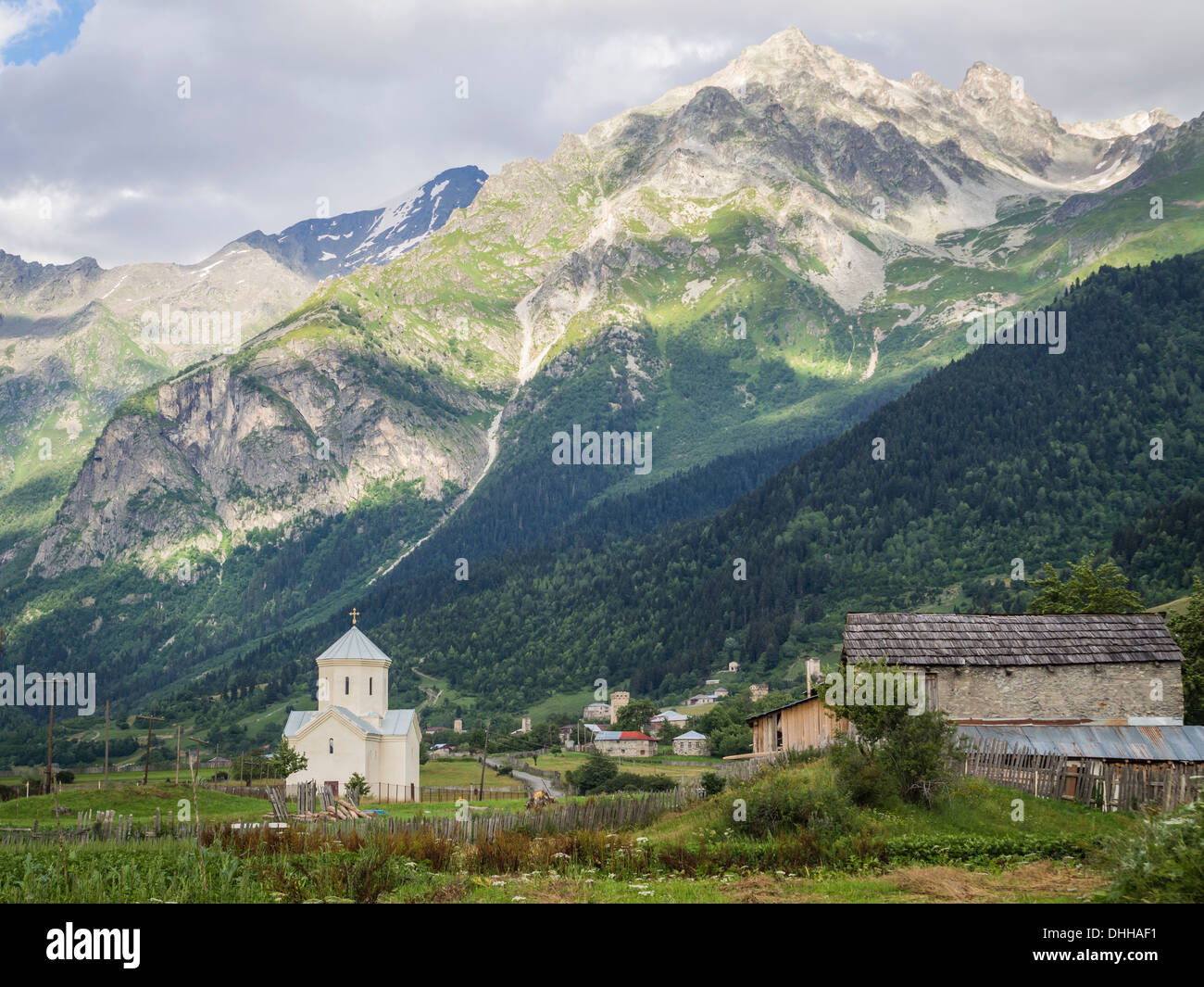 L'église Saint Georges à Adishi village de Upper Svaneti, Géorgie, Caucase. Banque D'Images
