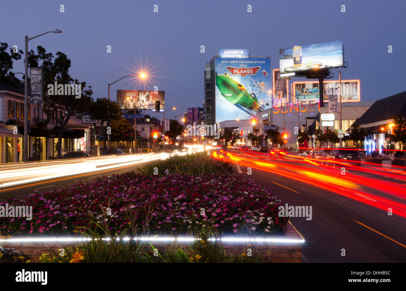 Hollywood Los Angeles Californie CA célèbre Sunset Blvd du trafic nocturne des voitures en mouvement de l'exposition Banque D'Images