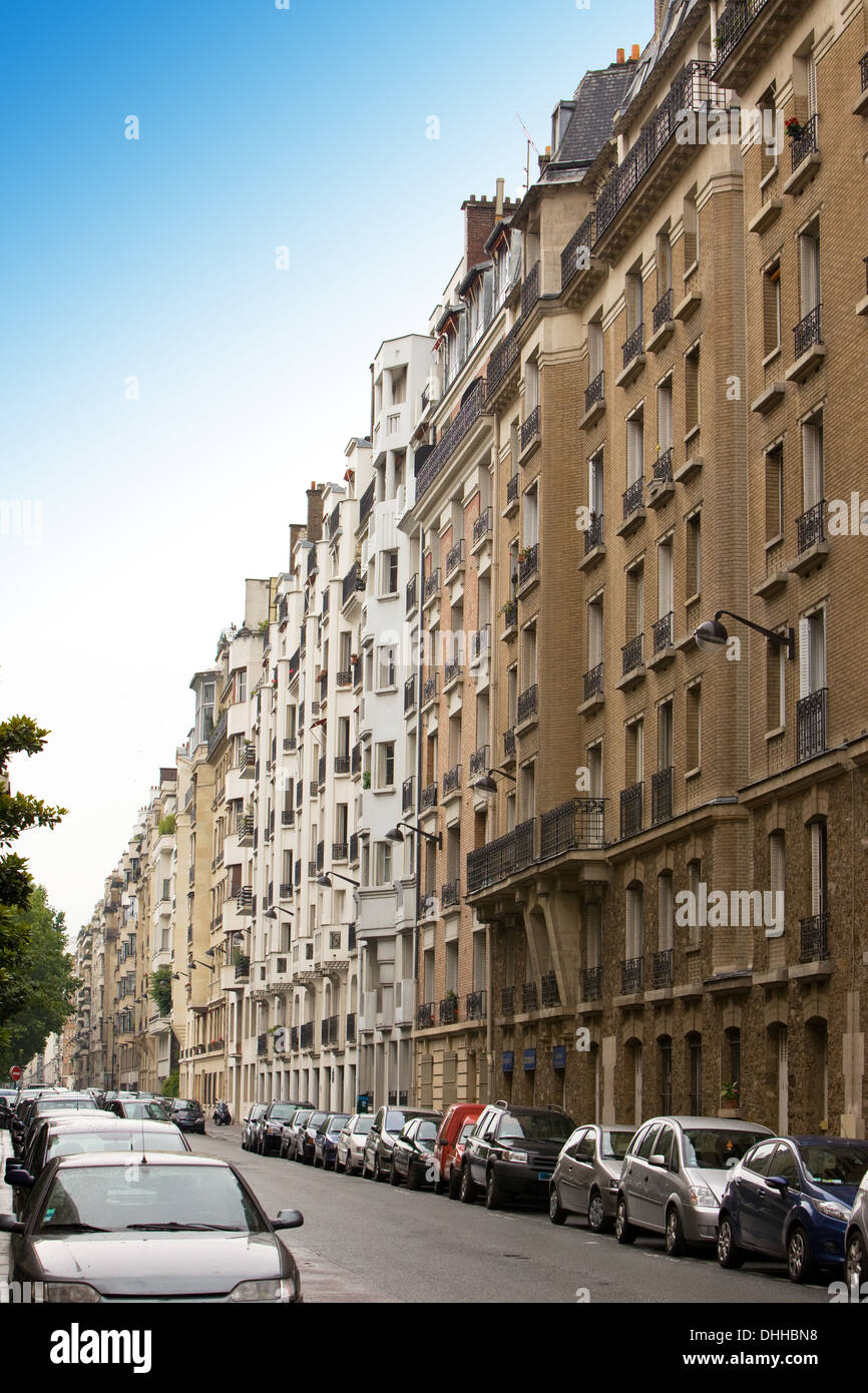 Paris. Rue avec des voitures en stationnement Banque D'Images