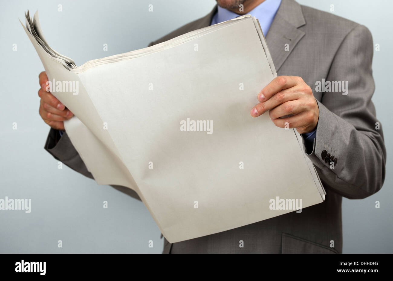 Lire le journal Banque D'Images