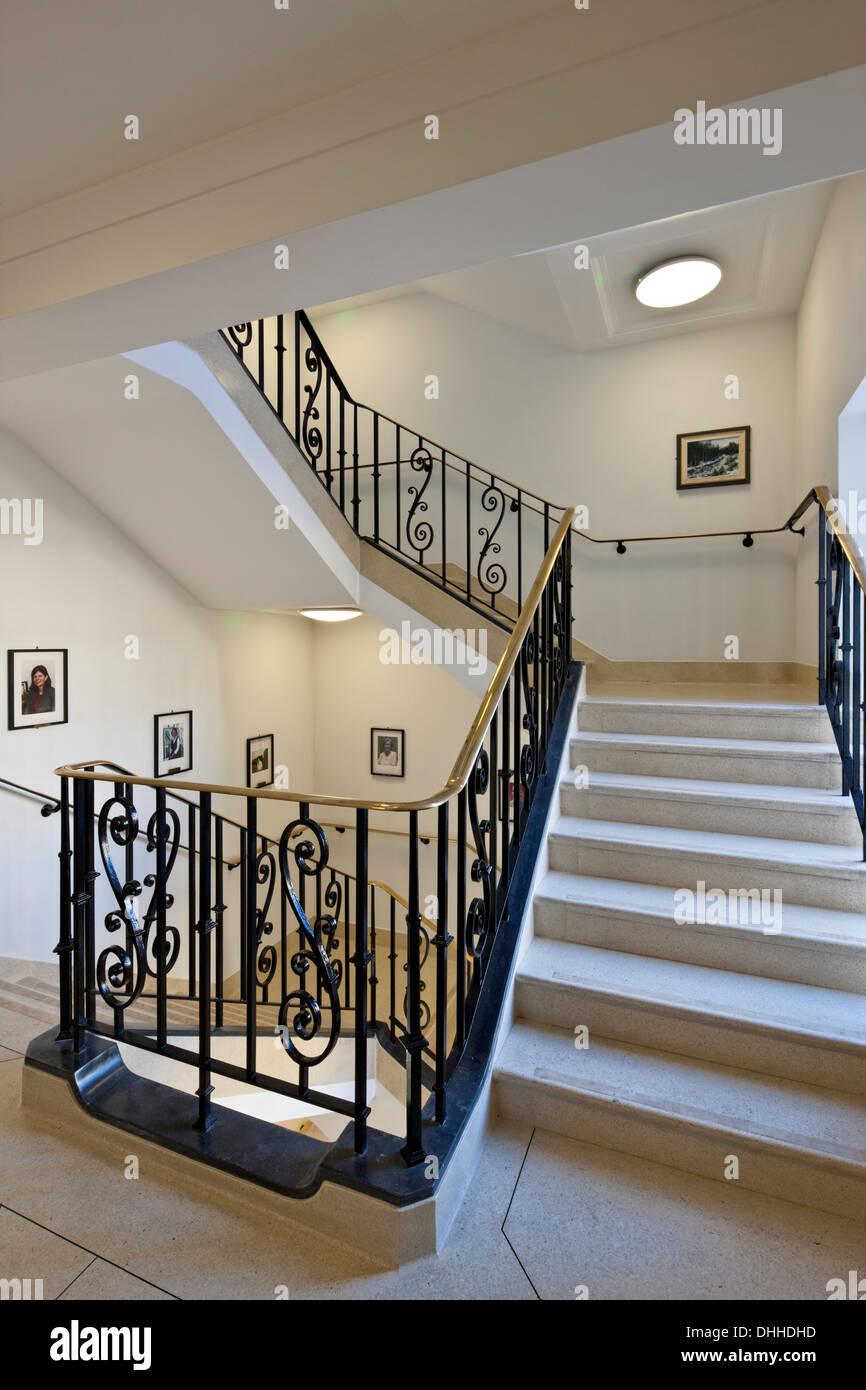 William Goodenough Chambre à Goodenough College, Londres, Royaume-Uni. Architecte : Wilson Mason et partenaires, 2013. Escalier. Banque D'Images