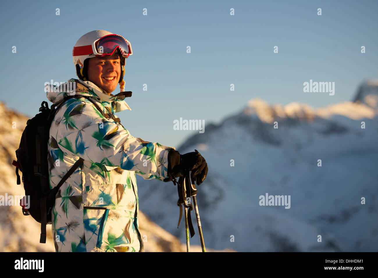 L'homme sur le ski locations Banque D'Images