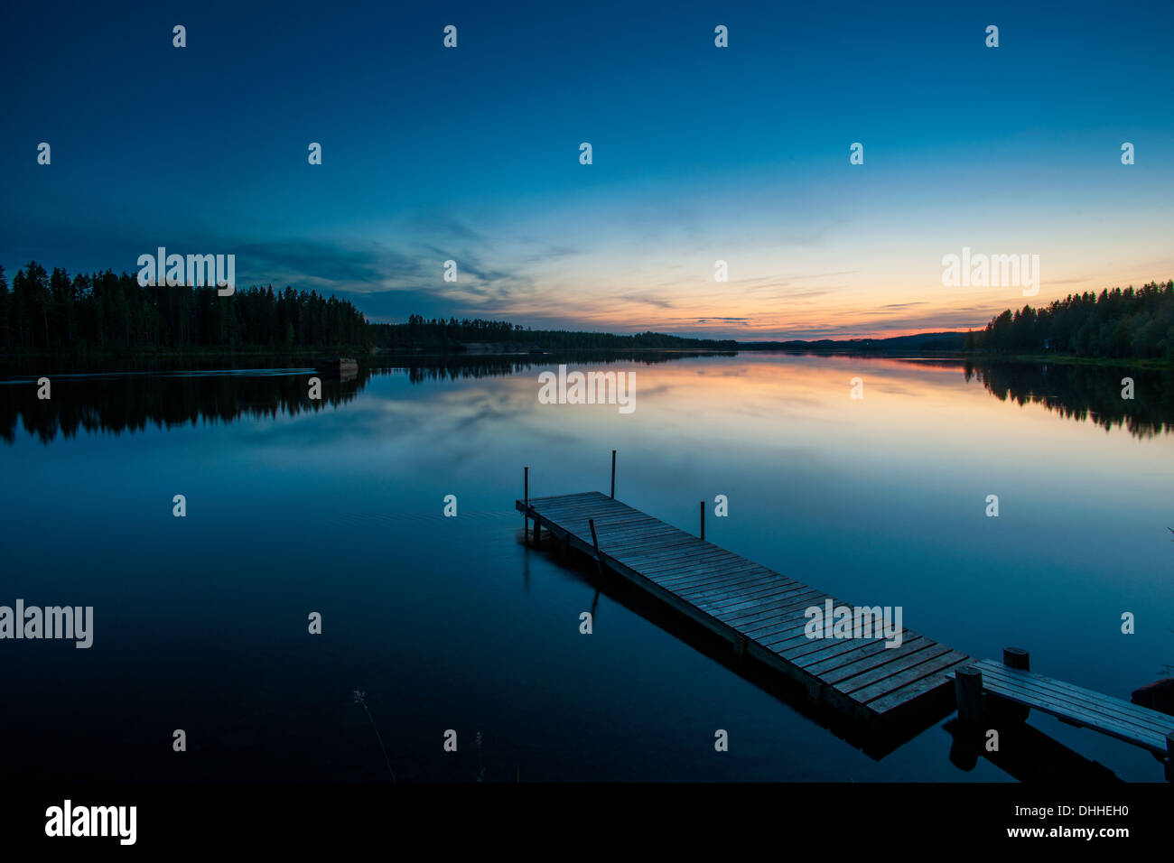 Lac et jetée en bois à l'aube, Skelleftea, Laponie, Suède Banque D'Images