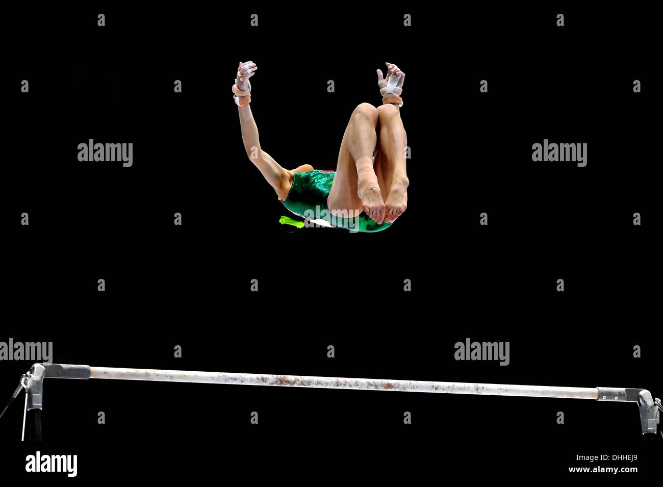 Une gymnaste exécute sur les barres autonome Banque D'Images