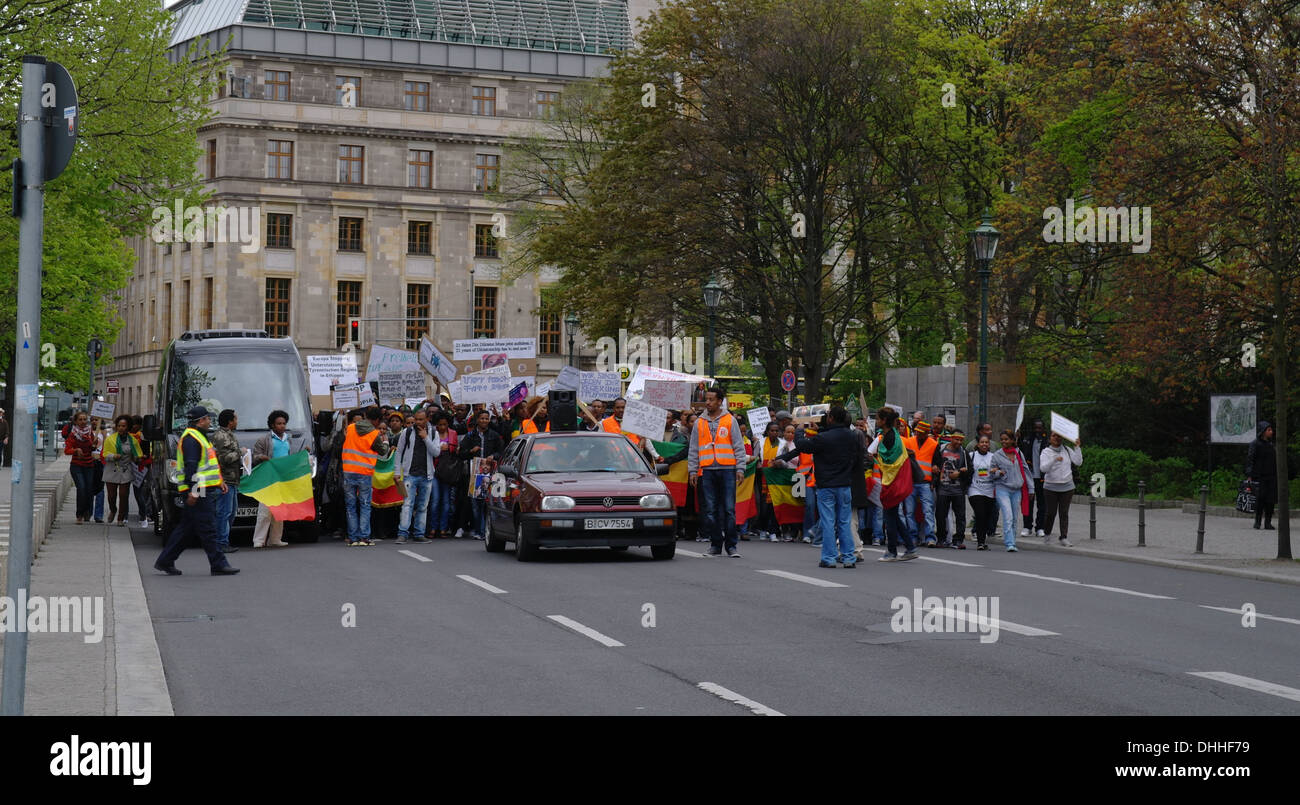 Voir, vers l'Ebert Strasse, voiture en face d'Ethiopiens marchant sur les droits de l'homme en Éthiopie, Scheidemannstrasse, Berlin Banque D'Images