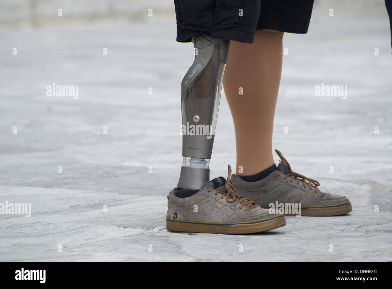 Homme portant des shorts et une jambe artificielle Banque D'Images