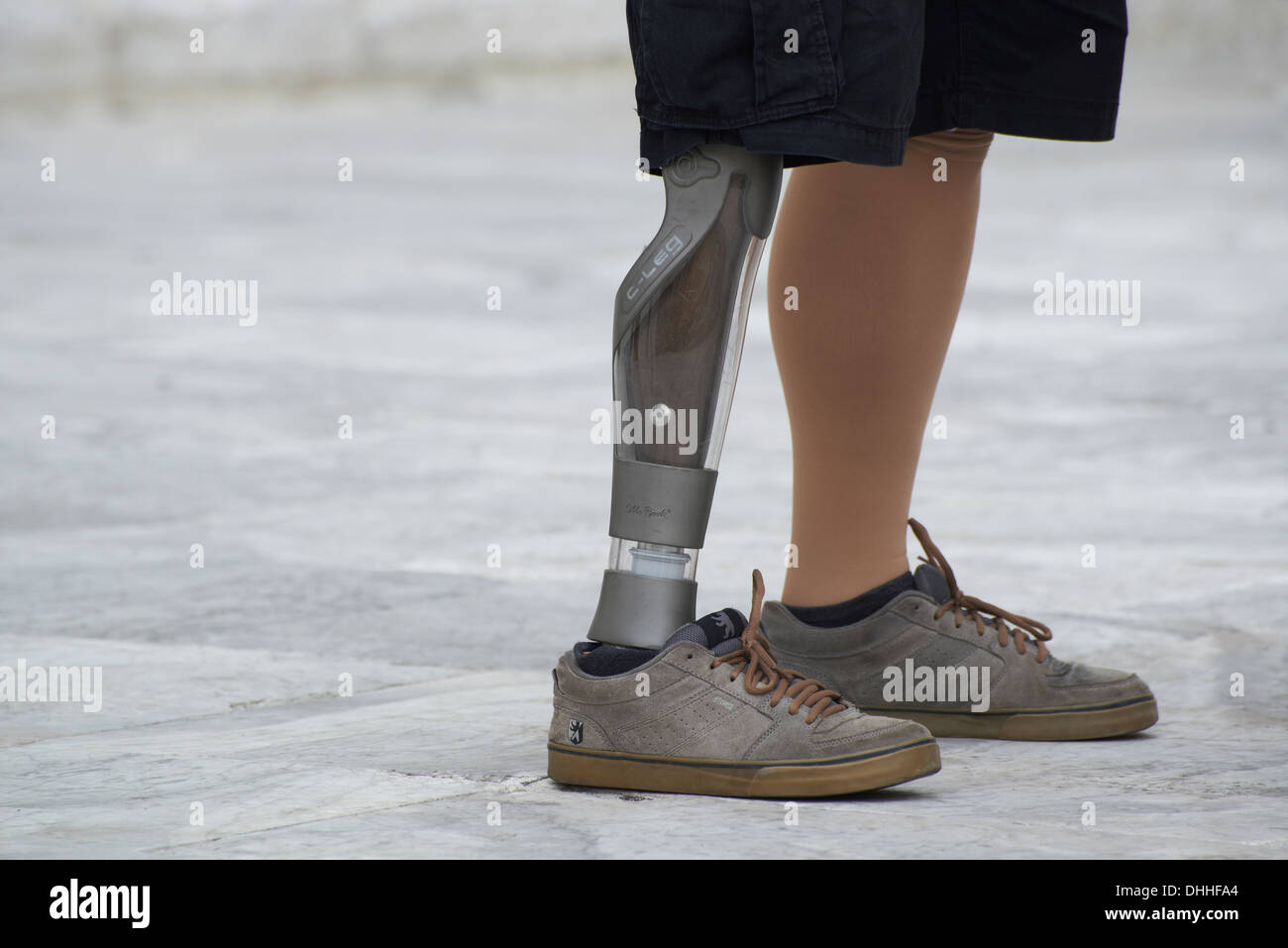 Homme portant des shorts et une jambe artificielle Banque D'Images