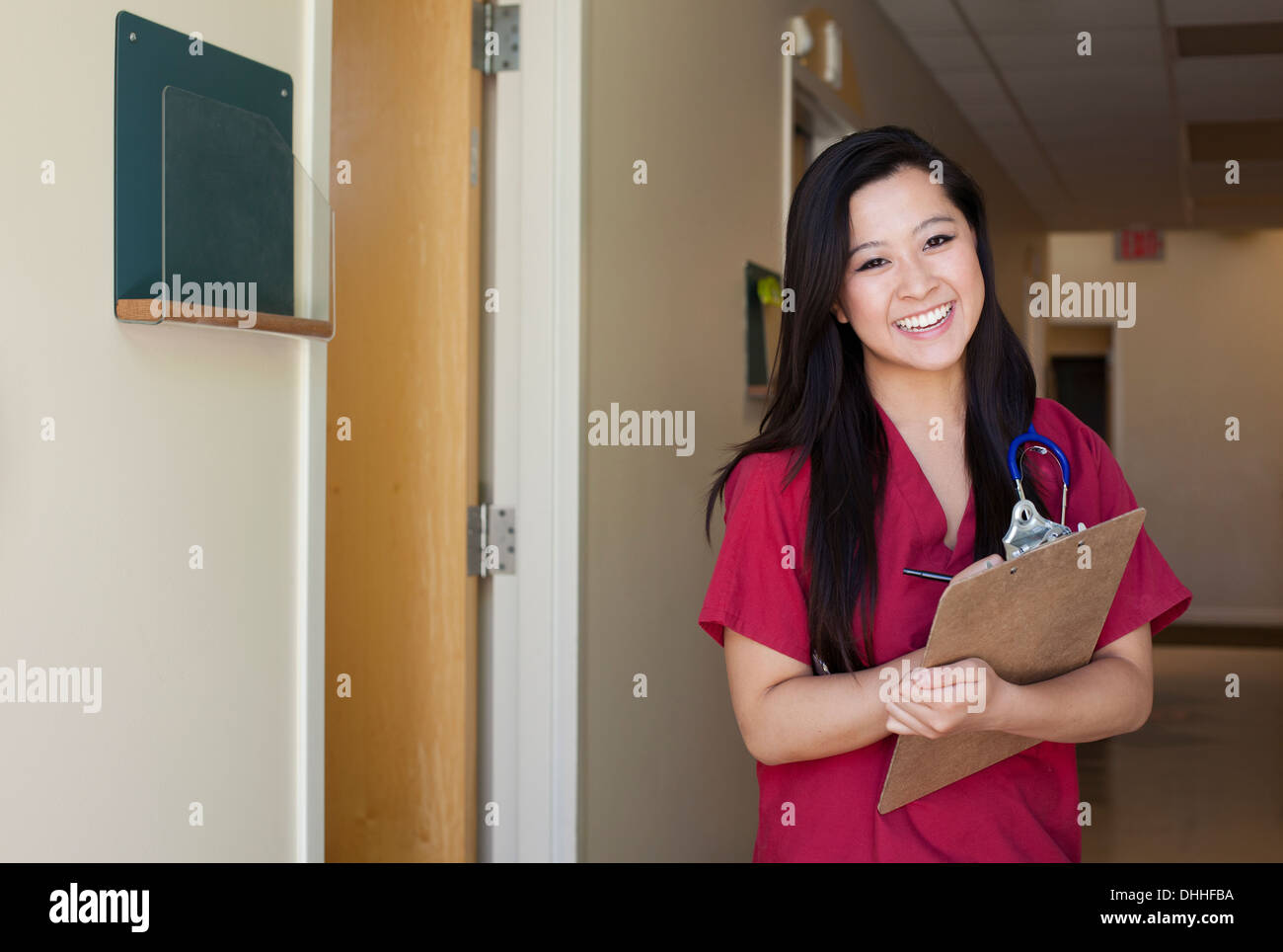 Portrait of young female nurse with clipboard Banque D'Images