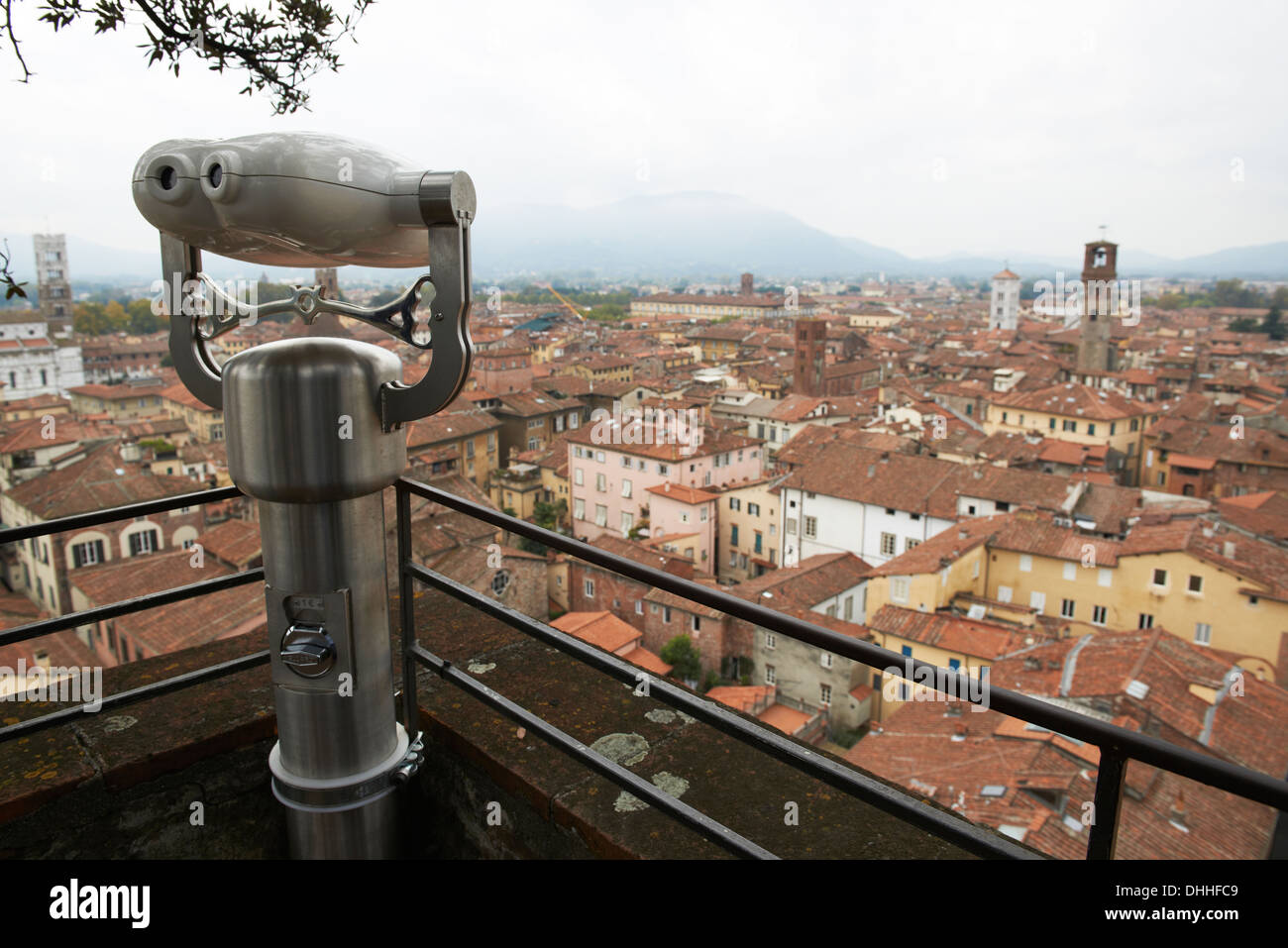 Jumelles de tourisme au sommet d'une tour Lucca Toscane Italie Banque D'Images