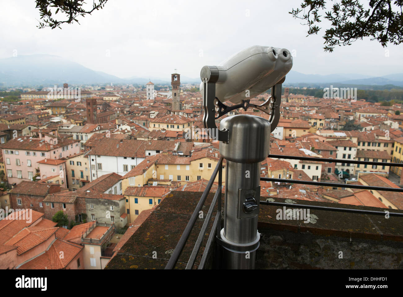 Jumelles de tourisme au sommet d'une tour Lucca Toscane Italie Banque D'Images