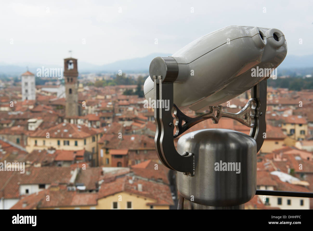 Jumelles de tourisme au sommet d'une tour Lucca Toscane Italie Banque D'Images