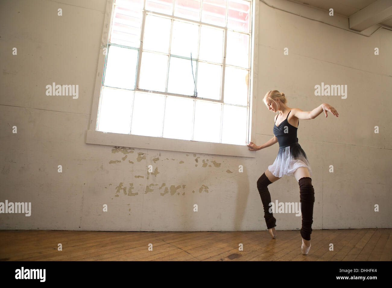 Danseur de Ballet sur pointe des pieds en studio Banque D'Images