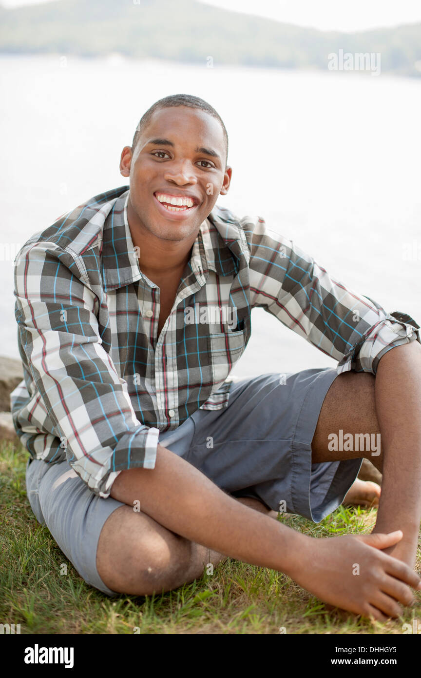 Portrait de jeune homme portant chemise à carreaux Banque D'Images