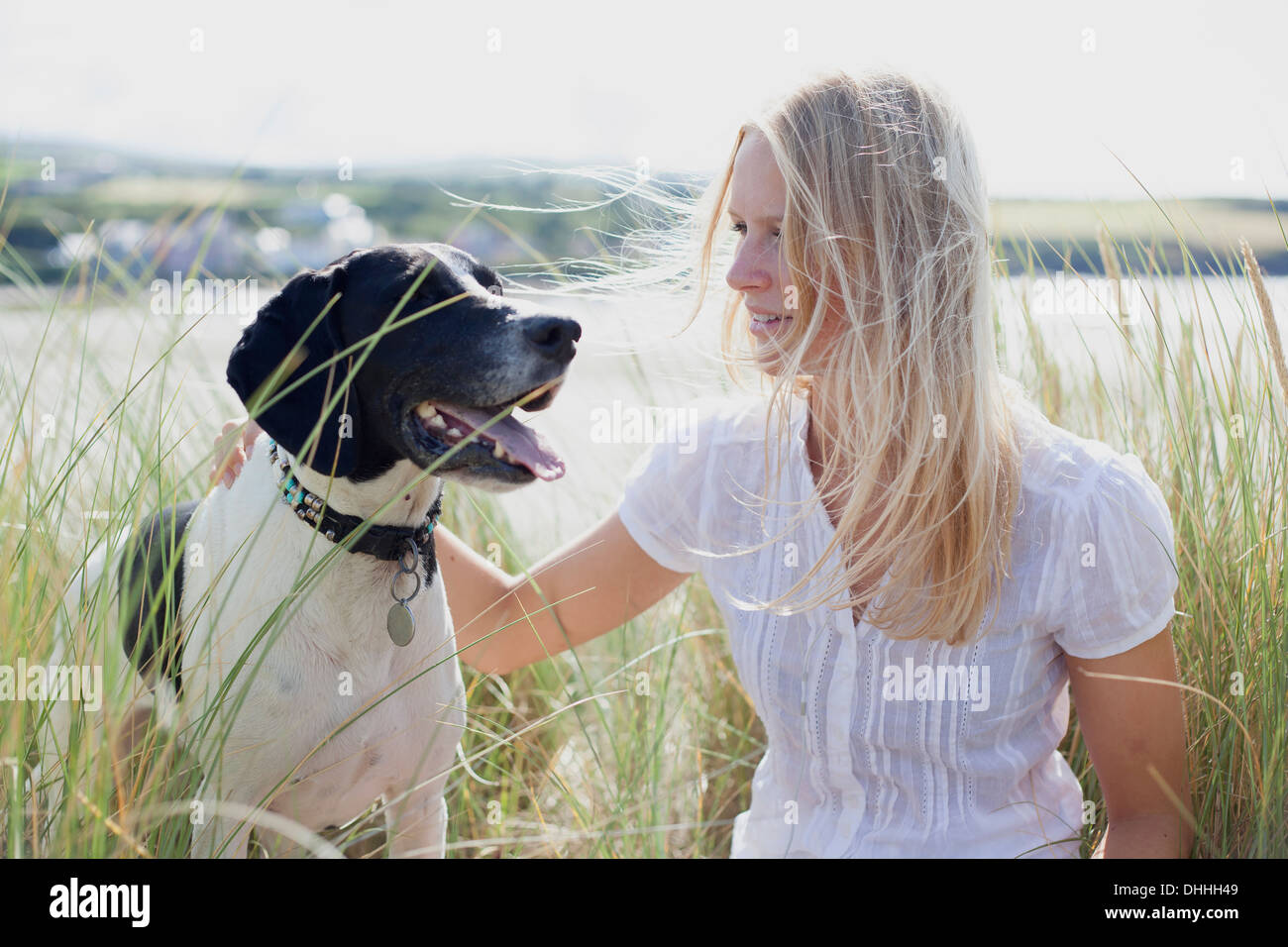 Femme avec chien par l'autre, Pays de Galles, Royaume-Uni Banque D'Images