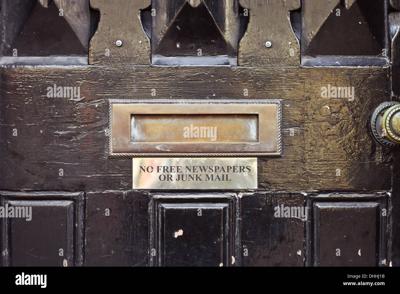 Boîte aux lettres antiques avec signe demandant pas de courrier indésirable ou Banque D'Images