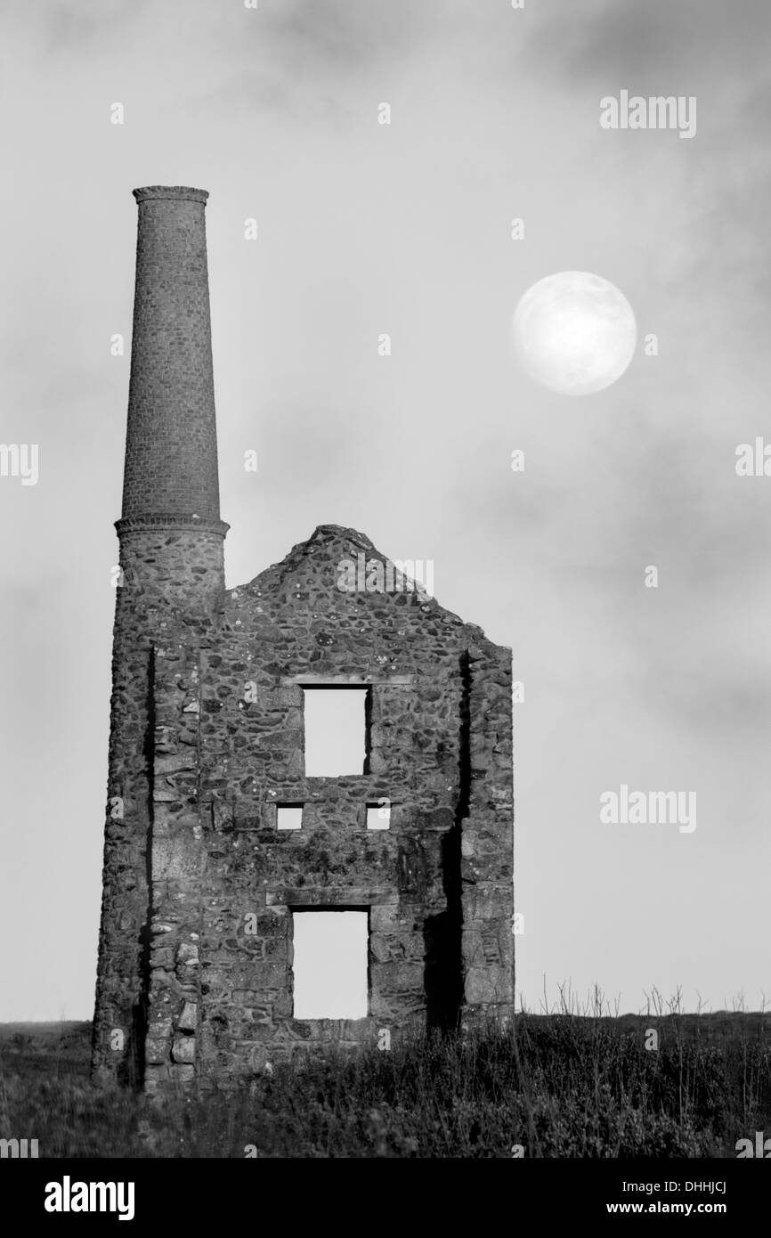 Pleine lune sur le BCEI Galver Mine, Bosigran, Cornwall Banque D'Images