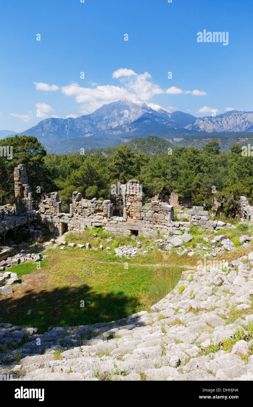 Théâtre, ville antique de Phaselis, Mt. Tahtalı Dagi derrière, Phaselis, Tekirova, Lycie, Province d'Antalya, Turquie Banque D'Images