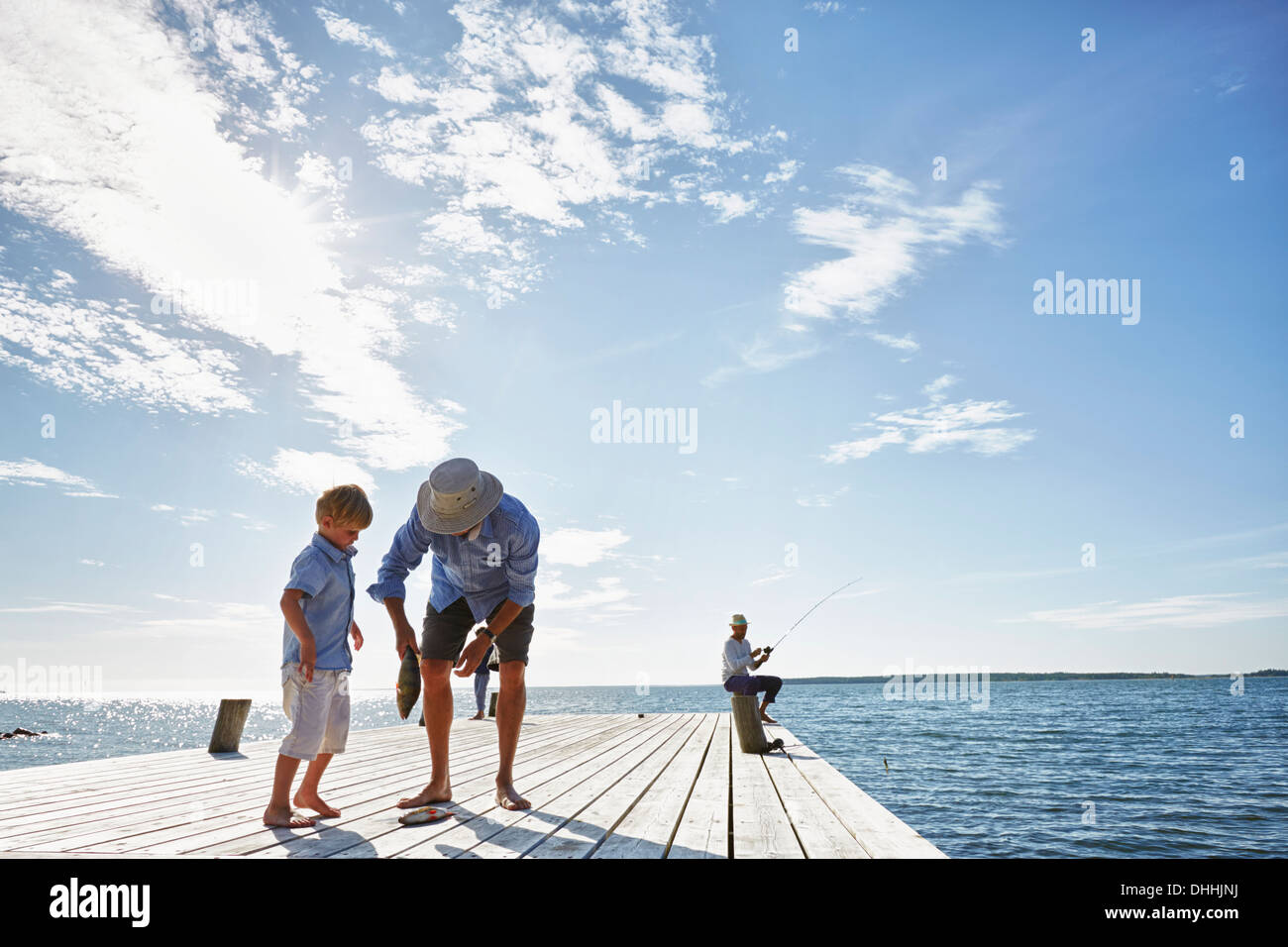 Grand-père et petit-fils avec cuaght poisson, Utvalnas, Suède Banque D'Images