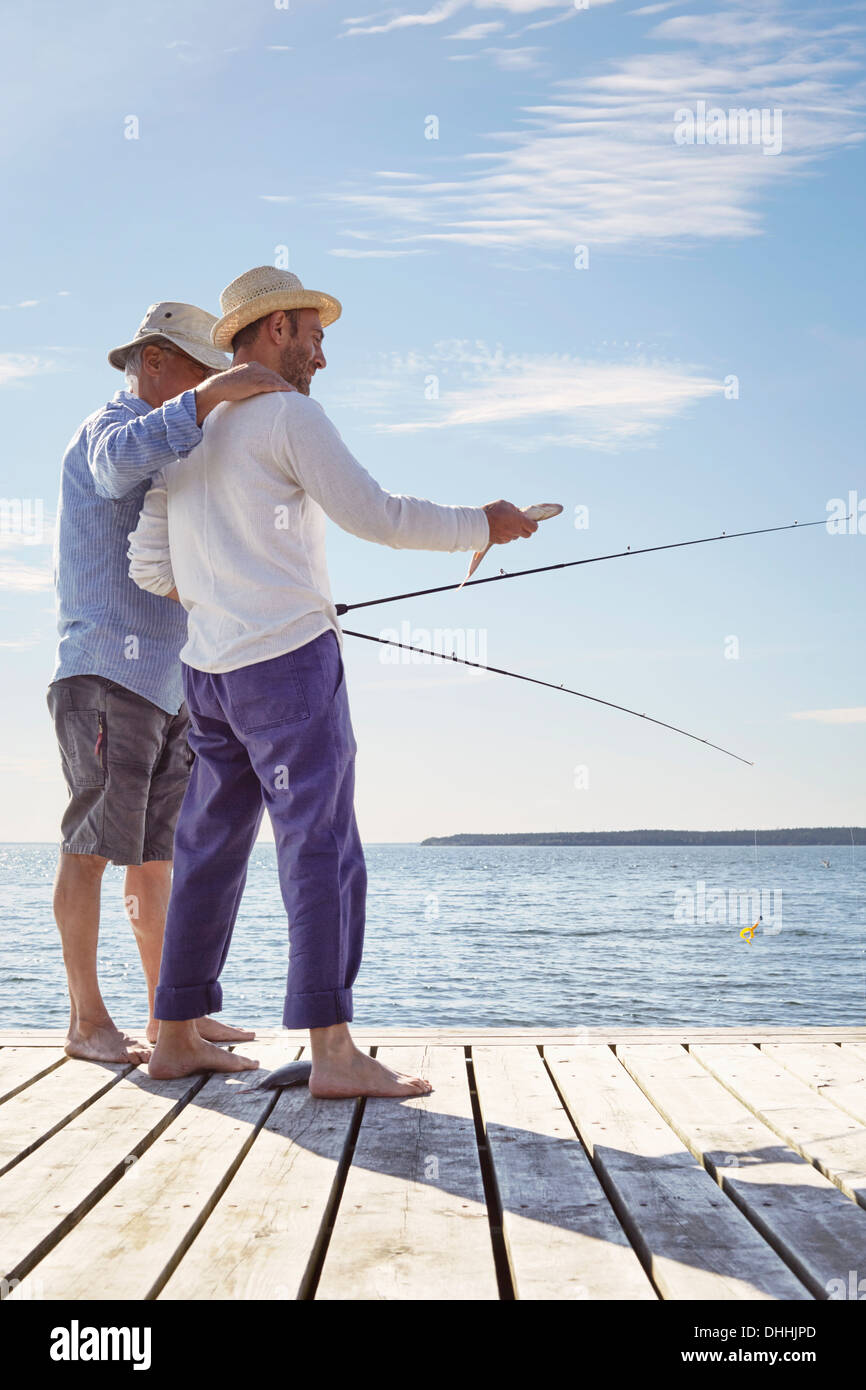 Père et fils pêche, Utvalnas, Suède Banque D'Images