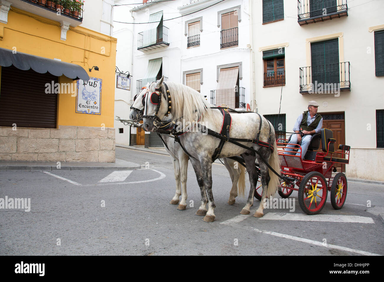 L'homme est fier de son cheval à travers la belle ville de Alhama de  Granada, Andalousie, espagne. Le samedi cette ville tranquille vient vivre  avec les habitants bénéficiant d'une journée de congé.