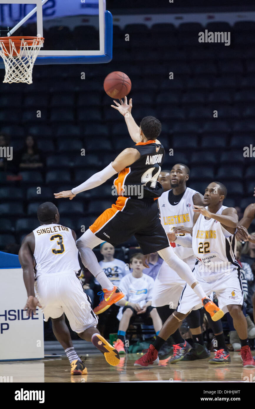 Dos à Dos, champions de la ligue de la London Lightning amélioré leur fiche à 1-2 défait les Skyhawks Ottawa le 9 novembre 2013 à Londres, Ontario, Canada dans une ligue nationale de basket-ball du Canada jeu. Ryan Anderson (44) va pour un panier dans leur match contre la foudre. Londres a gagné le match 98-97. Banque D'Images