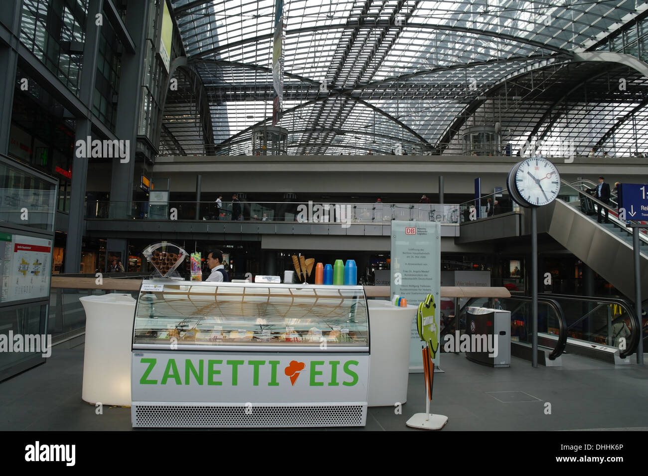 Zanetti Eis la glace et kiosque permanent du vendeur à l'intérieur de la gare centrale de Berlin à l'entrée Europlatz, Berlin, Allemagne Banque D'Images