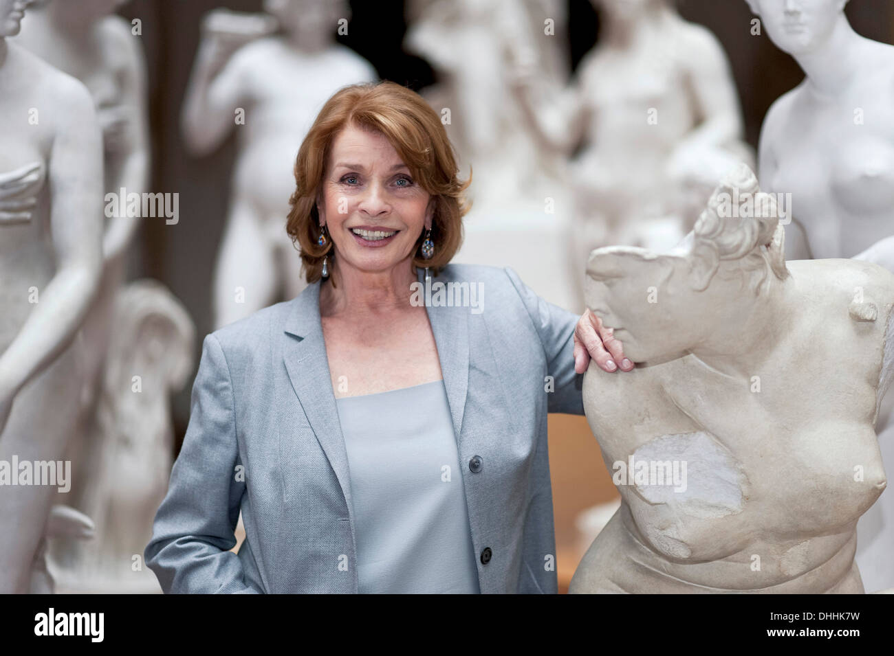 L'actrice Senta Berger, au Museum für Abguesse Klassischer Bildwerke, musée de moulages de sculptures classiques, Munich Banque D'Images