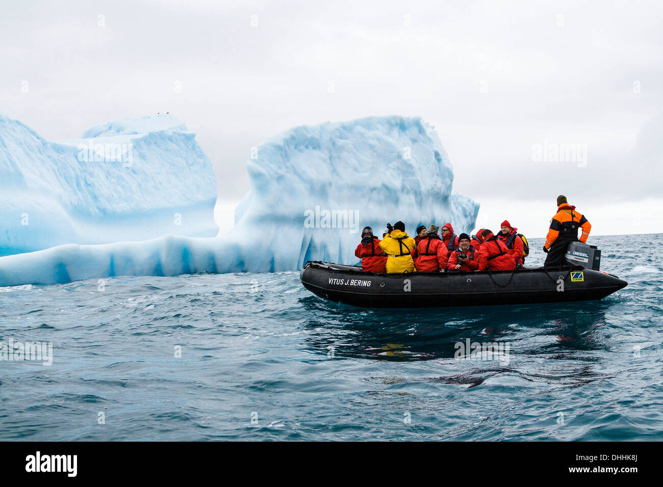 Iceberg et Zodiaque, Péninsule Antarctique, l'Antarctique Banque D'Images