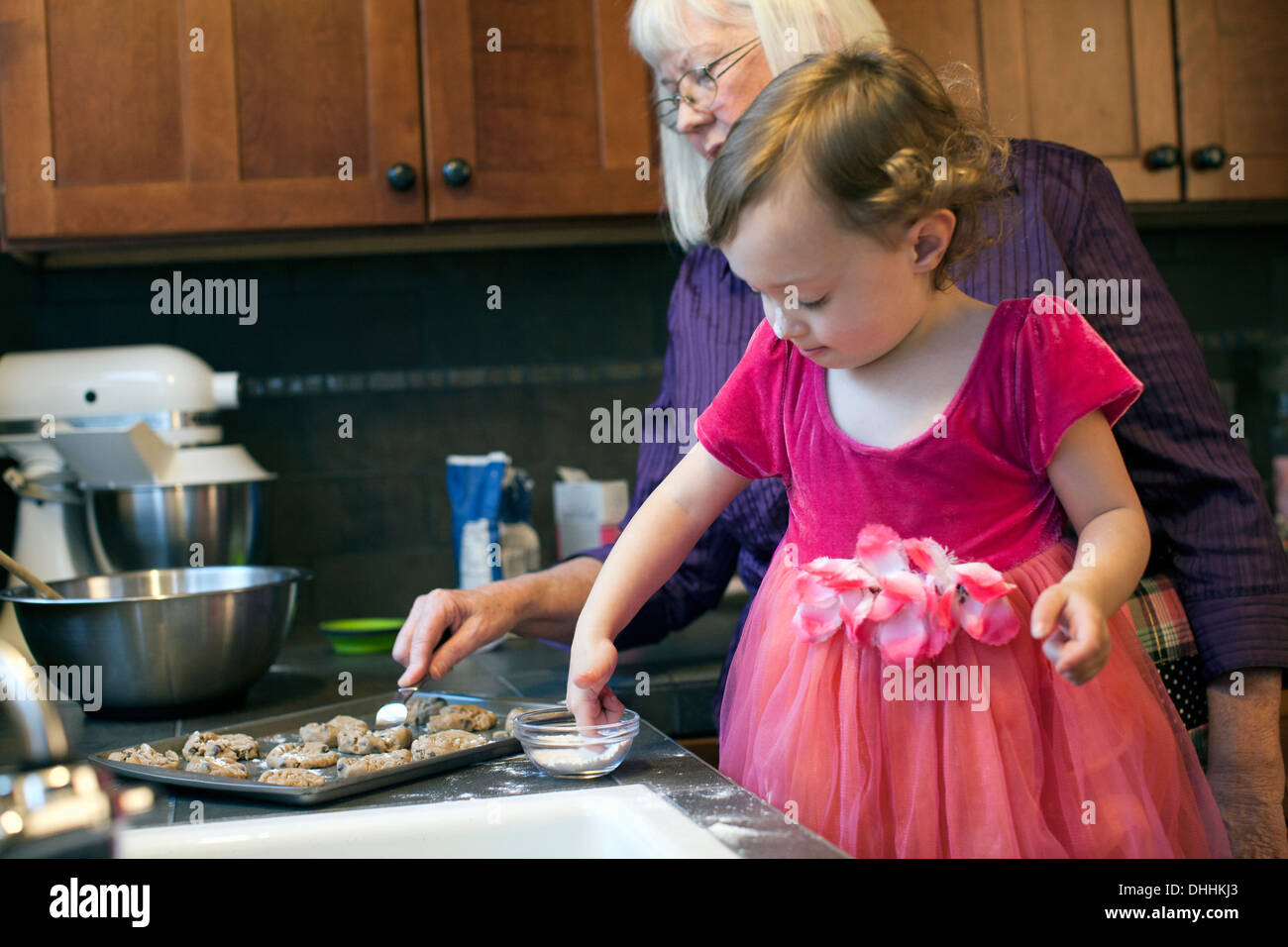 Grand-mère et petite-fille baking cookies Banque D'Images
