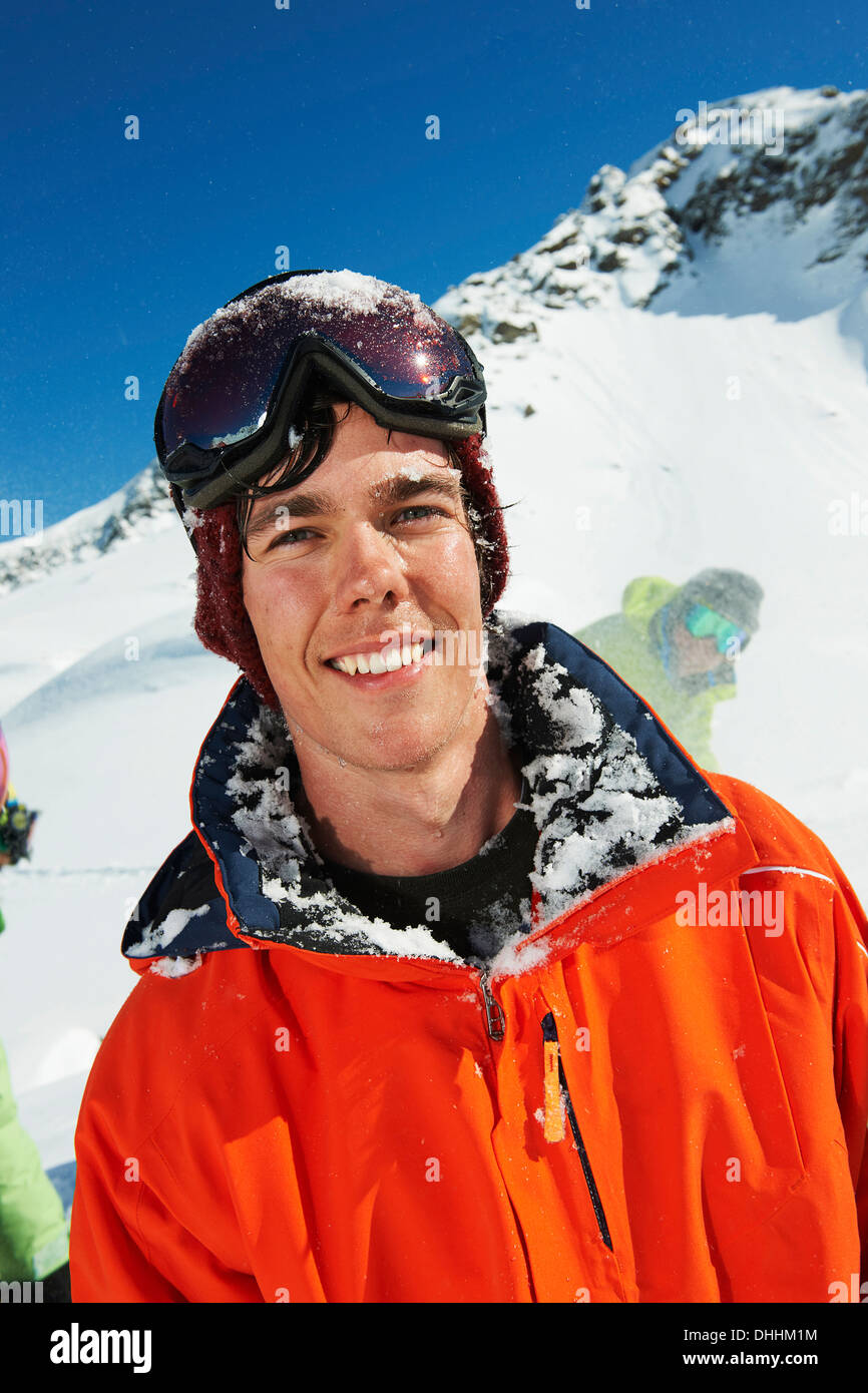 Portrait d'homme portant veste de ski orange, Kuhtai, Autriche Banque D'Images