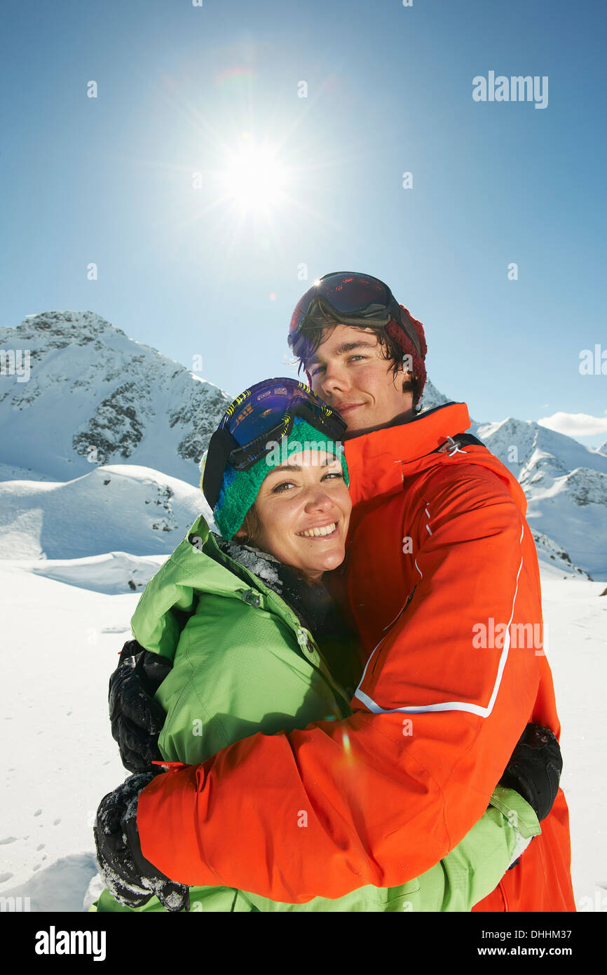 Couple wearing skiwear hugging, Kuhtai, Autriche Banque D'Images