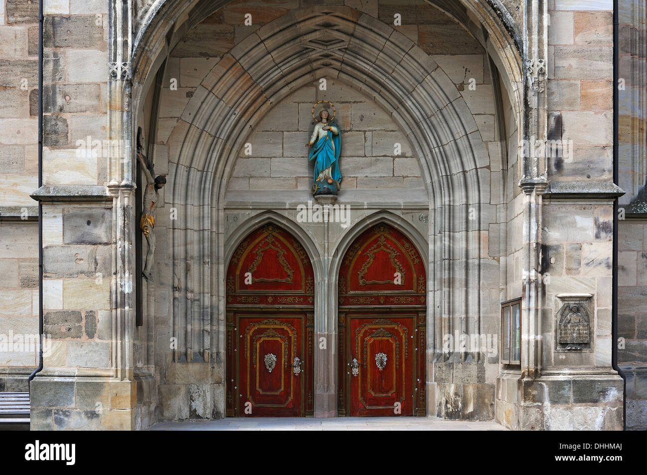 Portail mariée, au-dessus de la Marie Immaculée et à gauche un crucifix, St George's Church, Dinkelsbühl, Middle Franconia, Bavaria Banque D'Images