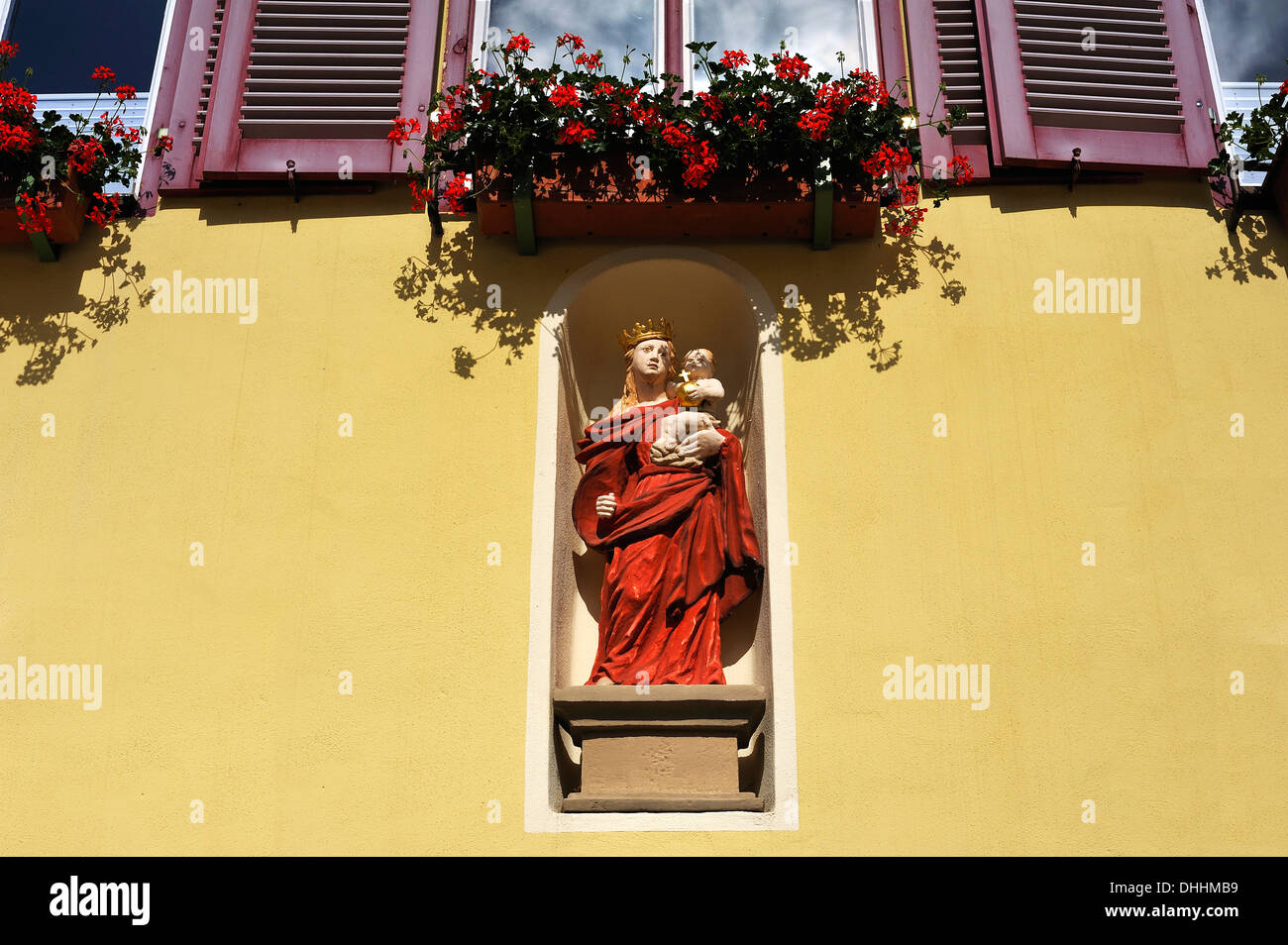 La figure sainte, "Mary avec l'enfant Jésus', dans une niche dans une ancienne maison patricienne, Dinkelsbühl, Middle Franconia, Bavaria Banque D'Images