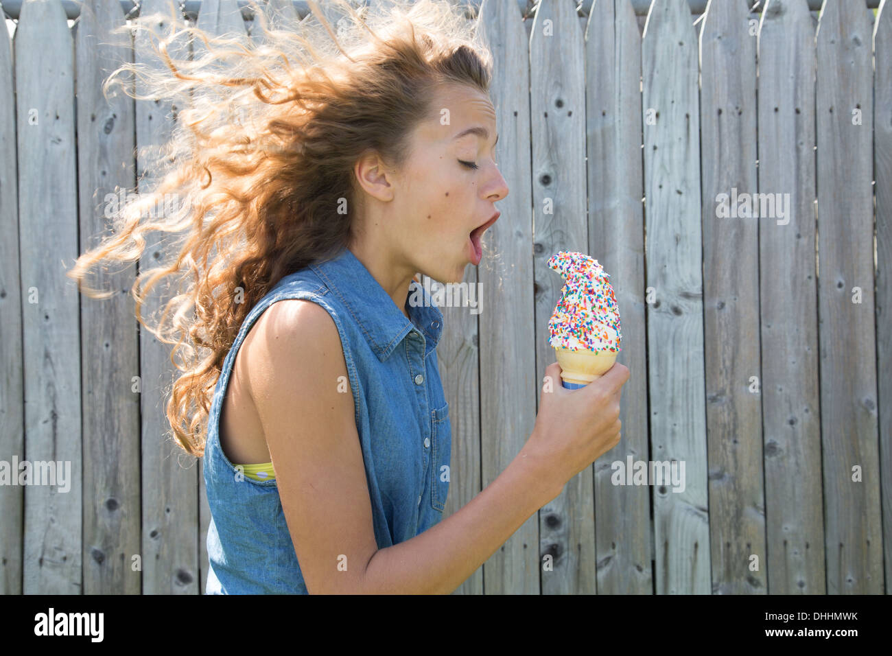 Teenage girl holding ice cream cone Banque D'Images