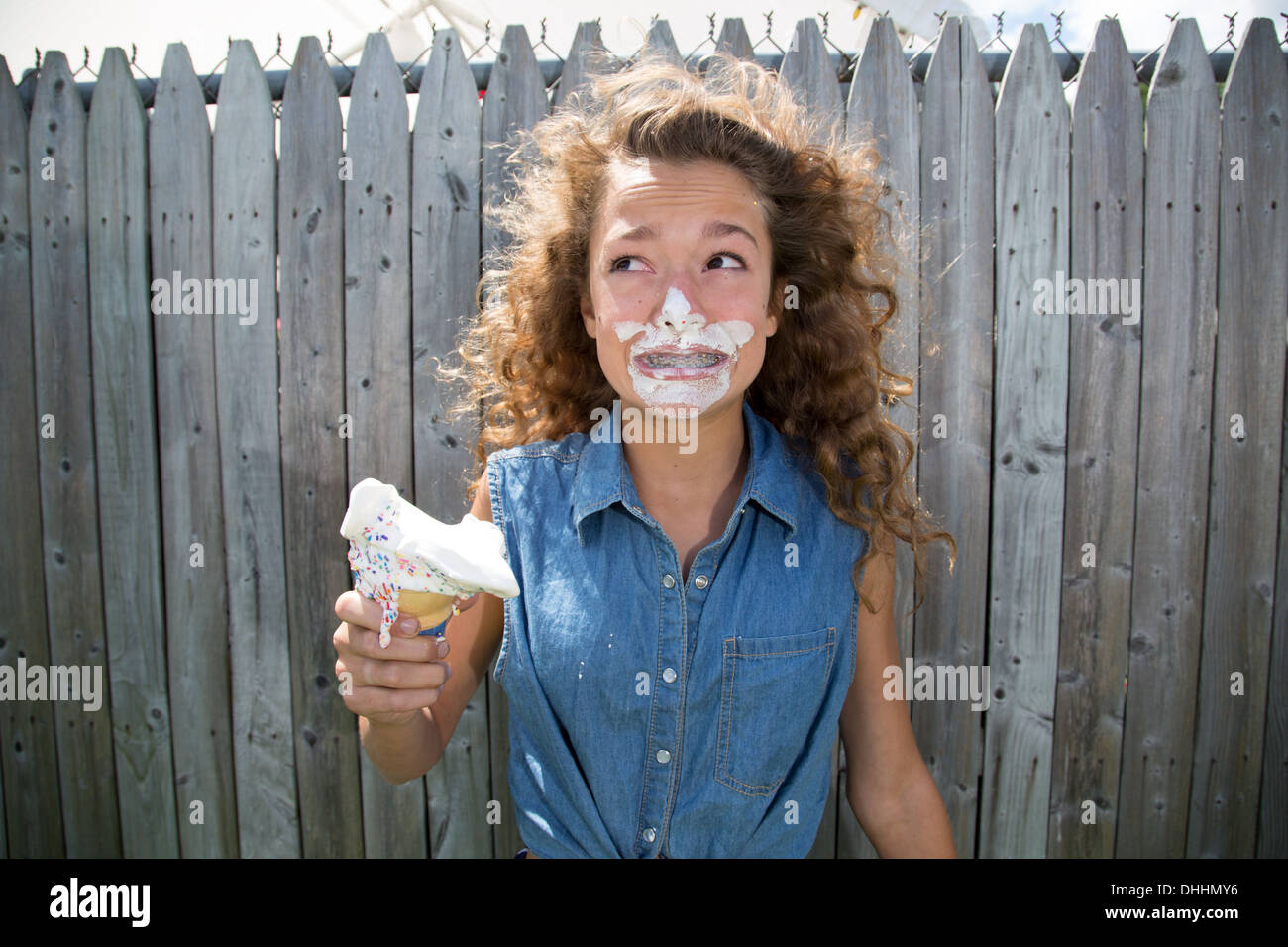 Adolescente avec de la glace sur le visage Banque D'Images
