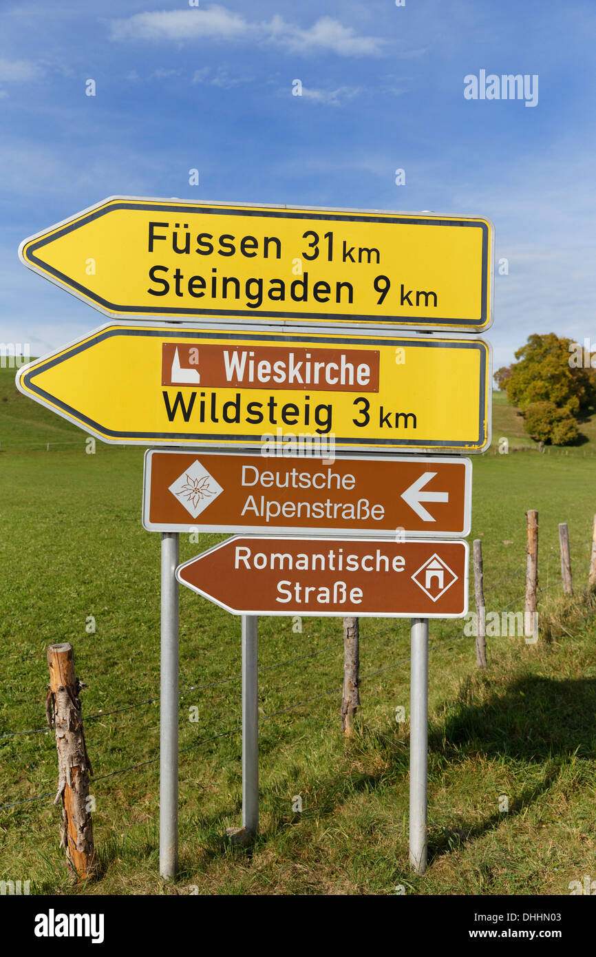 Signpost, Deutsche Alpenstraße ou la route allemande des Alpes, et Romantische Straße ou Route Romantique de routes pittoresques, Rottenbuch Banque D'Images