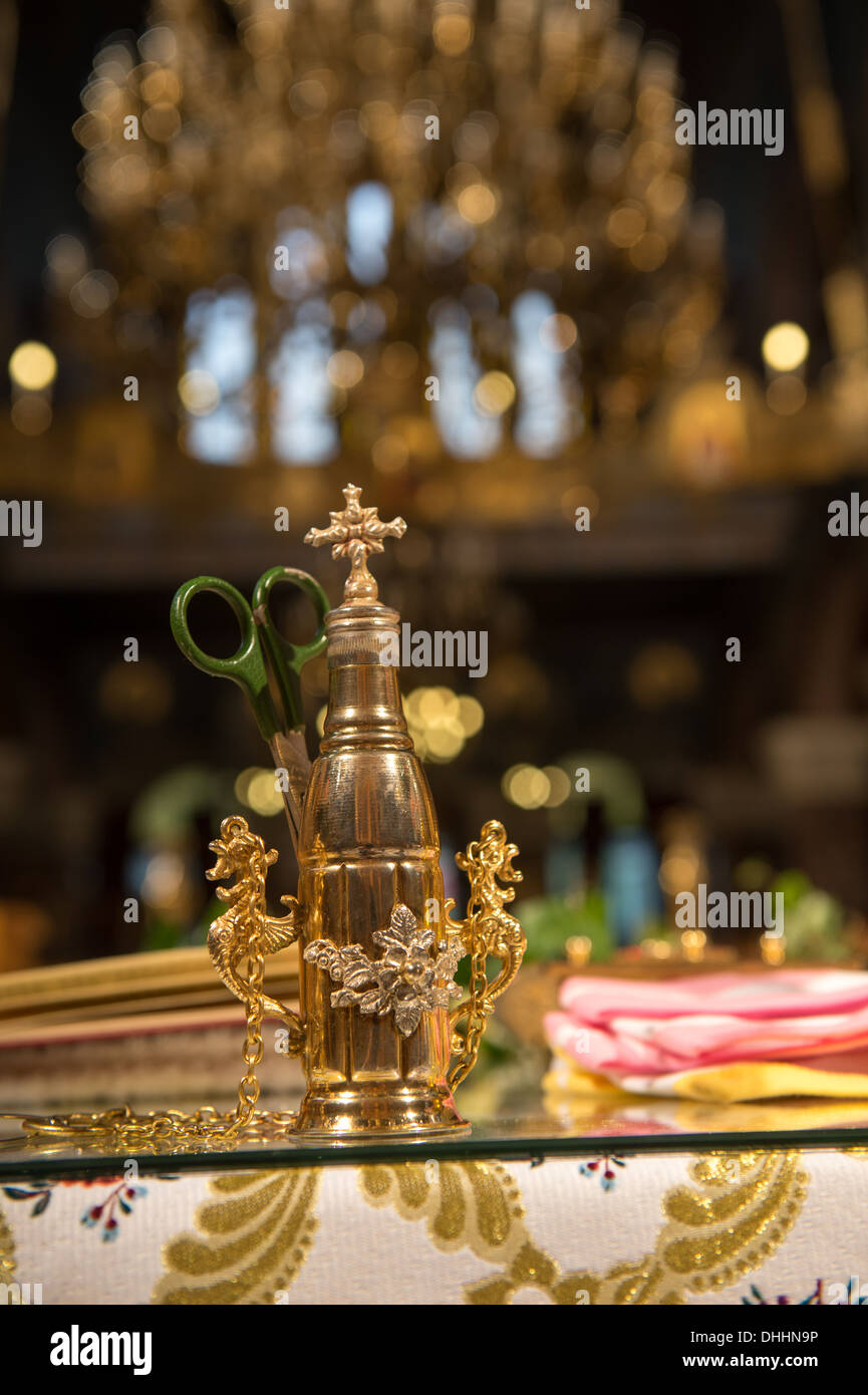 L'huile de table à ciseaux baptême orthodoxe église orthodoxe religion religieux accessoires cérémonie baptême chrétien table intérieur Banque D'Images