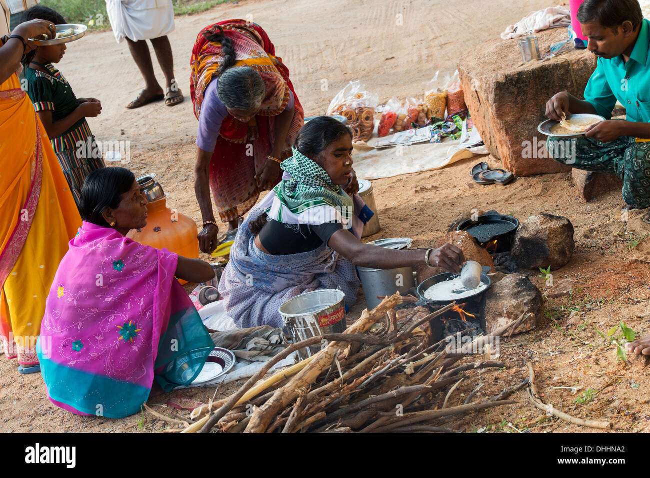 La cuisine indienne pour dosa les gens dans la rue dans un village de l'Inde rurale. L'Andhra Pradesh, Inde Banque D'Images