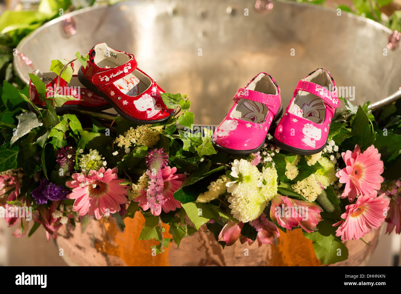 Chaussures fille baptistère baptême cérémonie à l'église orthodoxe tradition croyance traditionnelle cas tradition chrétienne twins rouge violet Banque D'Images