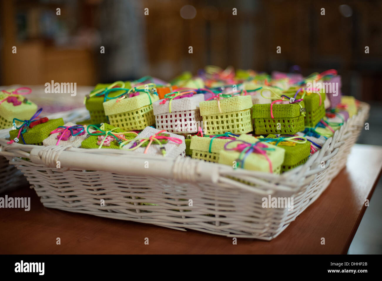 Bombonier baptême cadeau de mariage guest cas présent petit objet carré boîte colorée appréciation amandes sucre coloré couleurs Banque D'Images
