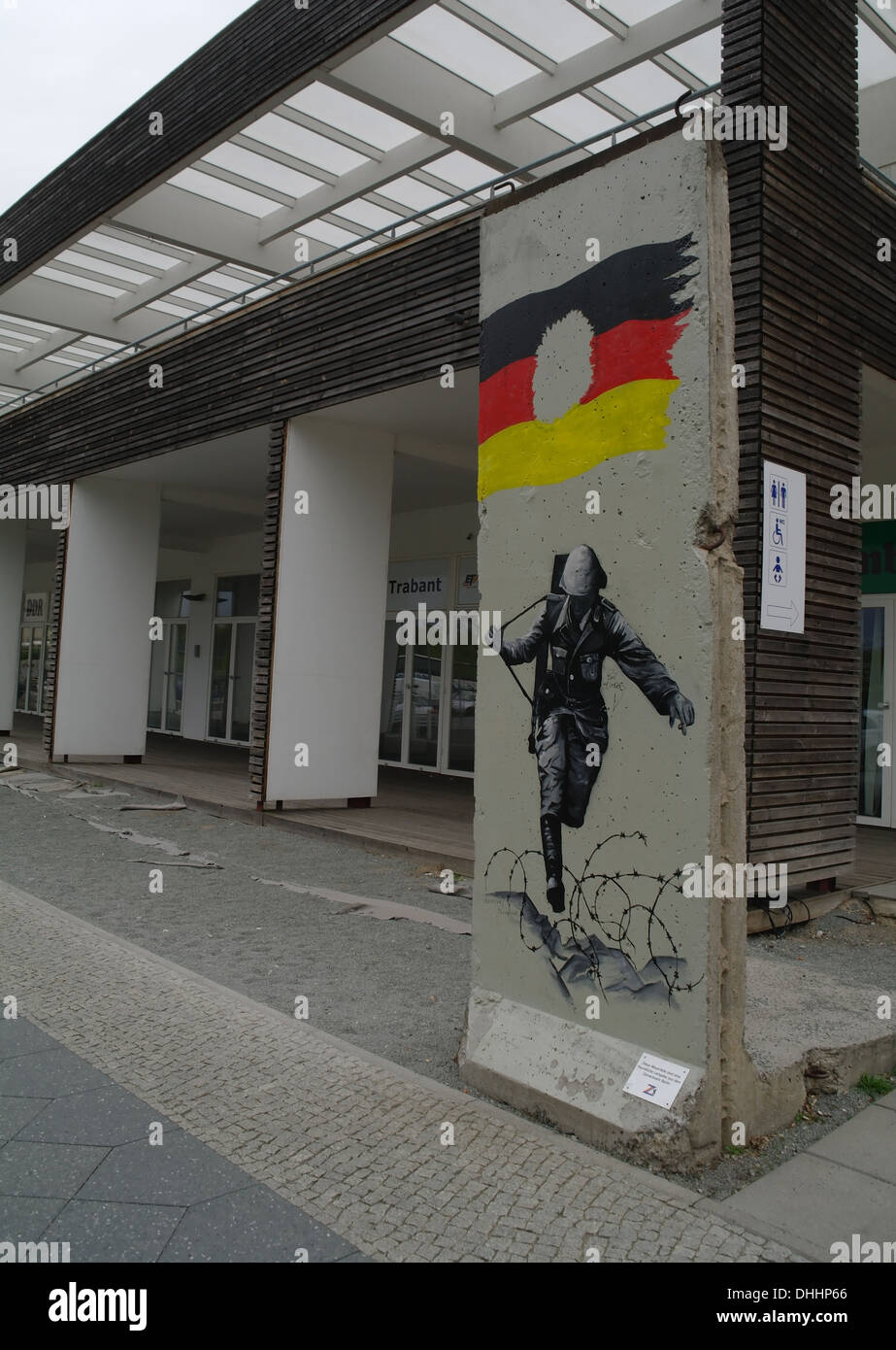 Segment Portrait Mur de Berlin, avec l'image du policier Conrad Schumann saute les barbelés, Gertrud Kolmar Strasse, Berlin Banque D'Images