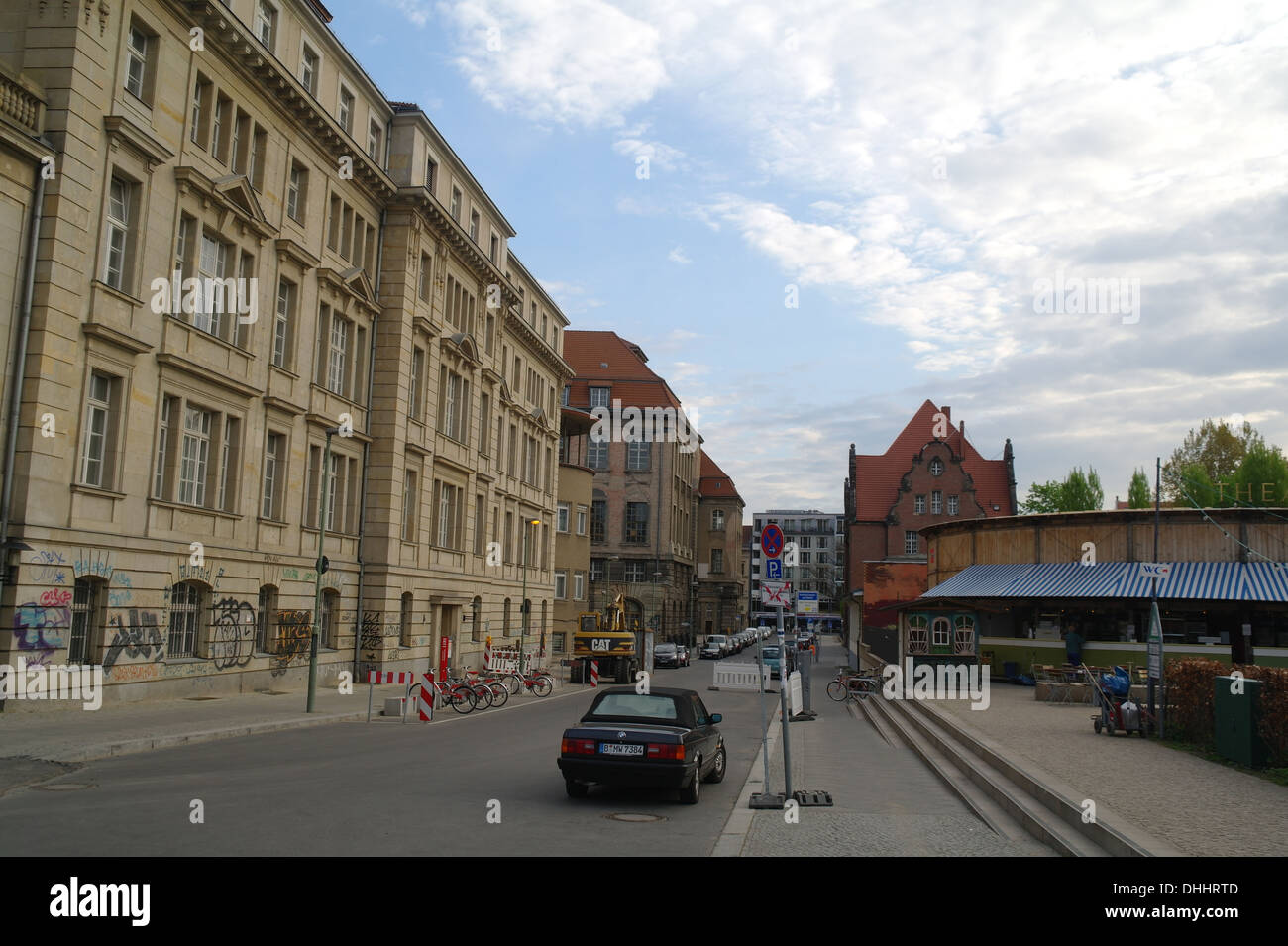 Ciel bleu nuages blancs de l'aube, vue vers l'Oranienburger Strasse, Strand Bar No 1 et les bâtiments historiques, Monbijoustrasse, Berlin Banque D'Images