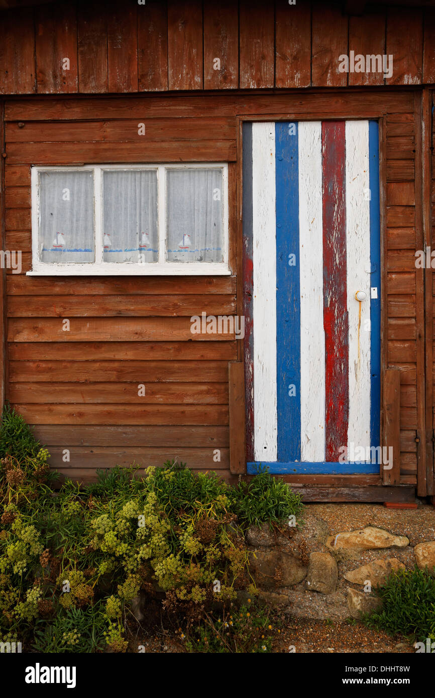 Un old weathered beach hut à pente raide Cove sur l'île de Wight Banque D'Images