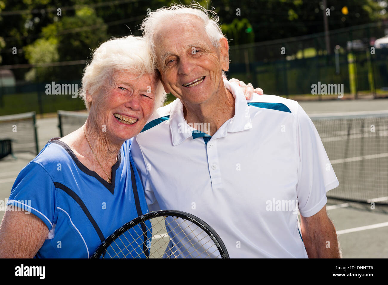 Vue arrière du senior man on tennis Banque D'Images