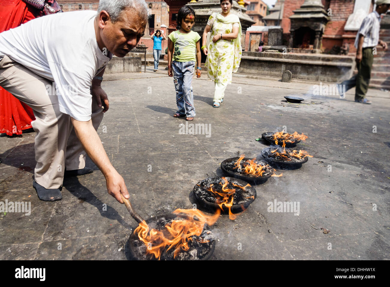 Rituel Yajna exécuté au temple de Kumbeshwar dans Lalitpur-Patan, Népal Banque D'Images