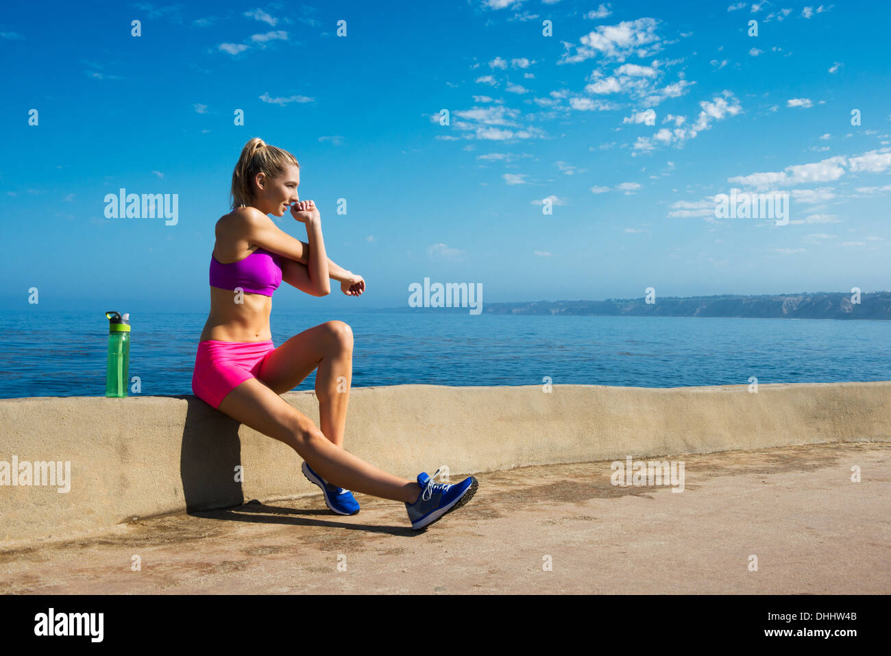 Woman stretching at coast Banque D'Images
