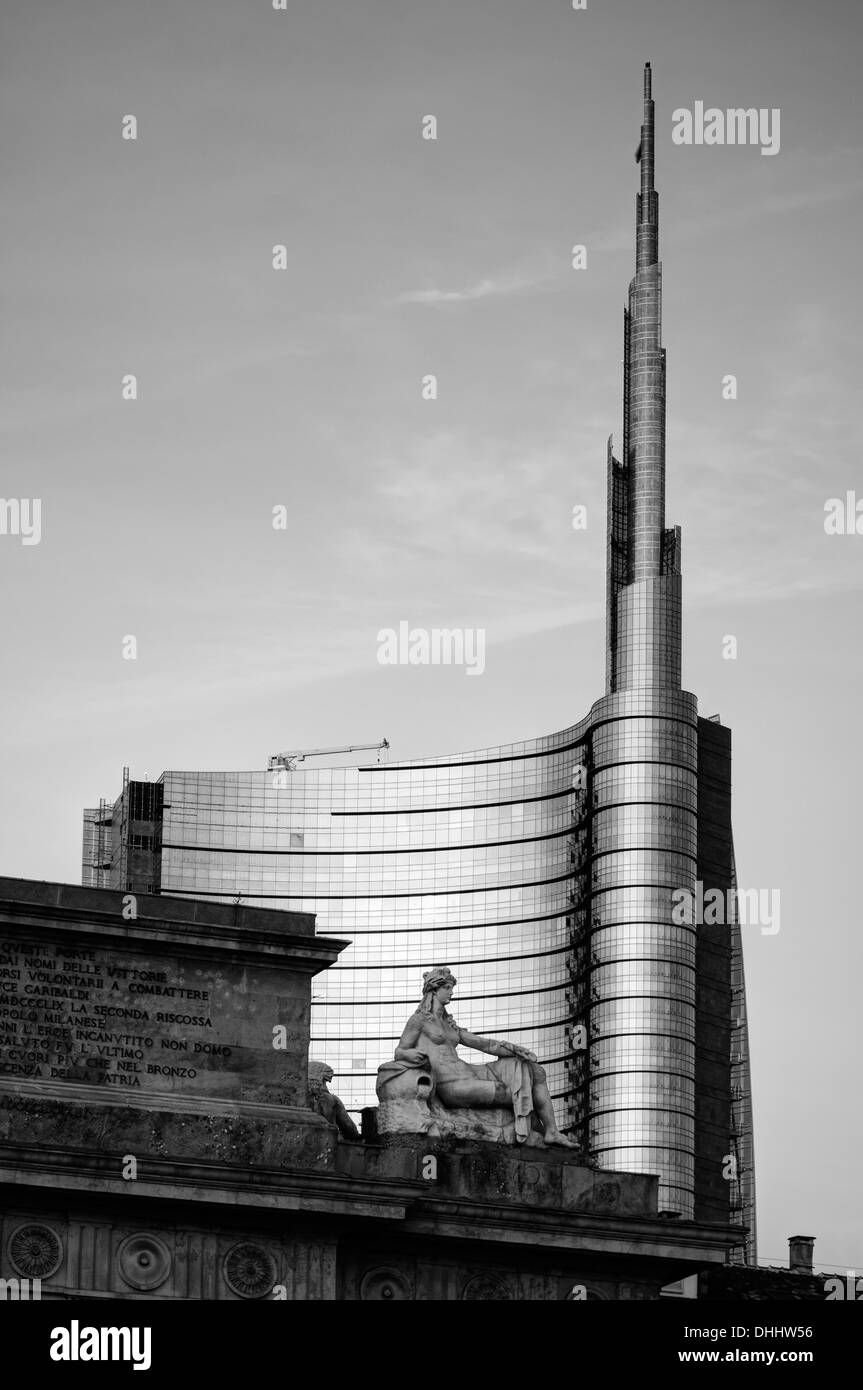 Italie, Milan. Les bâtiments modernes contre l'ancienne Banque D'Images