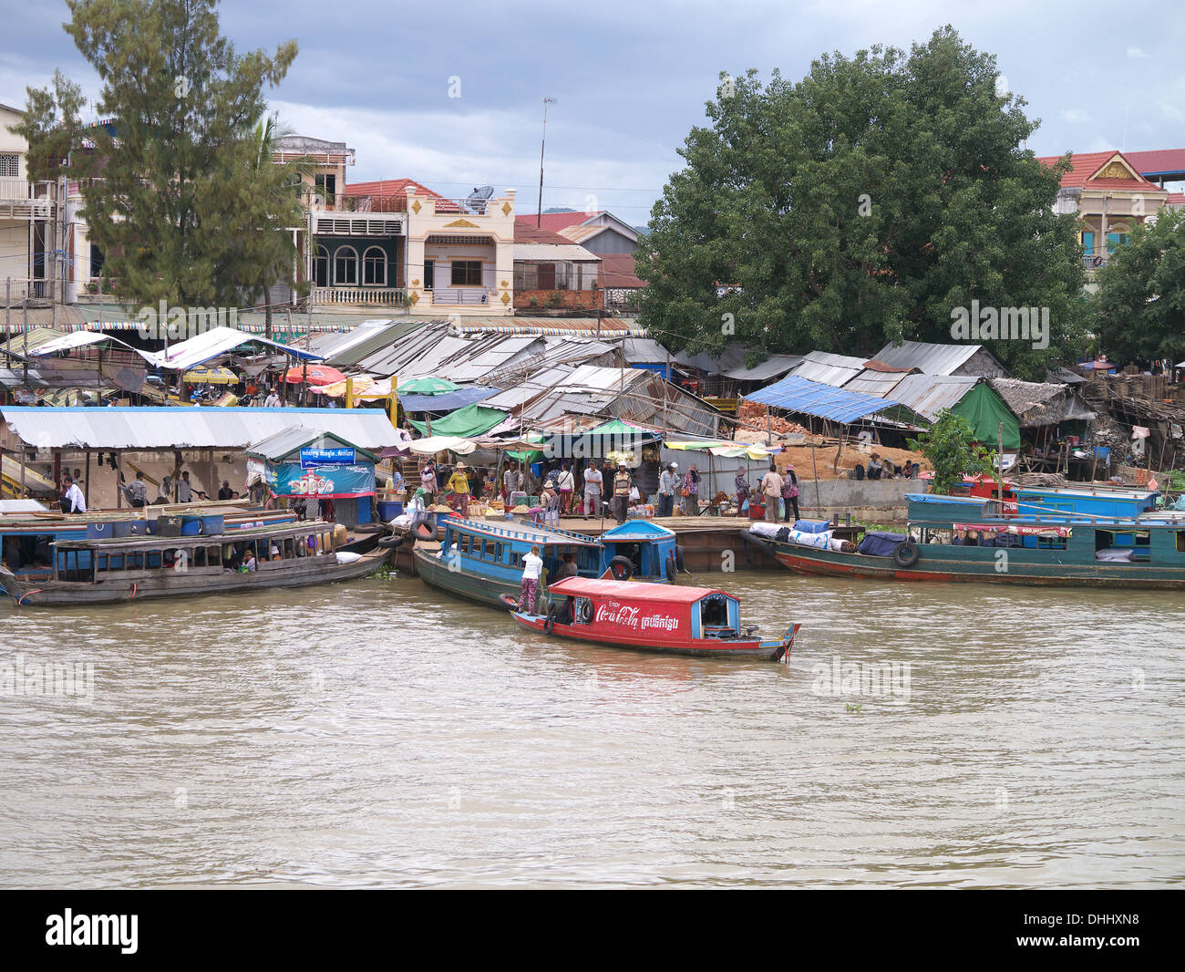 Rivière du Mékong au Cambodge. Marché à Phenom Penh avec bateaux de pêche amarrés Banque D'Images