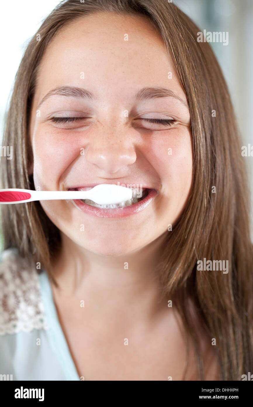 Jeune fille se brosser les dents Banque D'Images